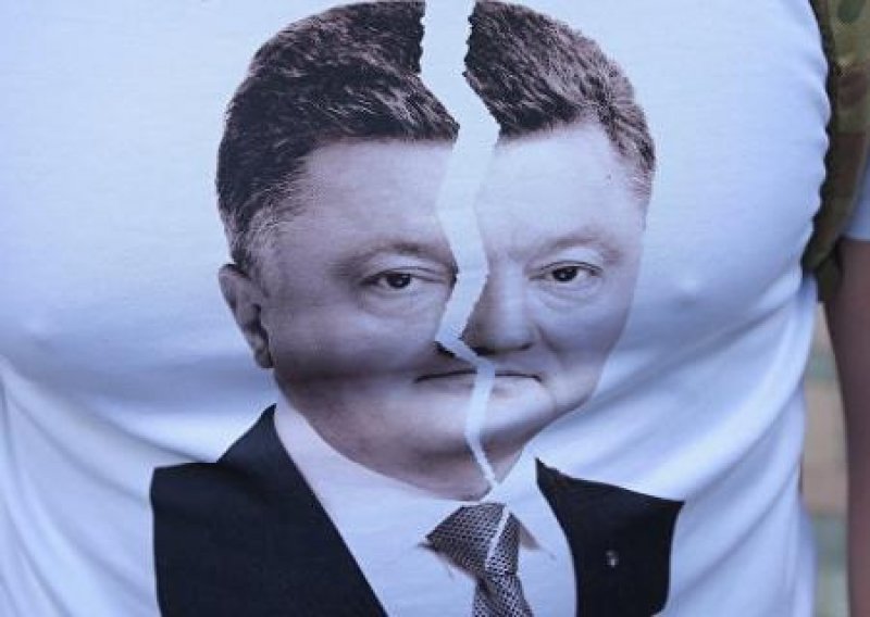 Порошенко поссорился с финансируемыми им националистами, обвинив их в чёрной неблагодарности