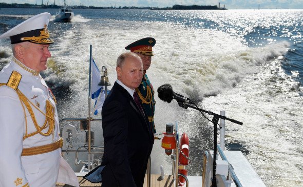 На параде ВМФ Путин пообещал неотвратимый удар противнику