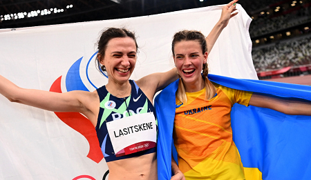 Нацисты затравили украинскую спортсменку за фото с россиянкой