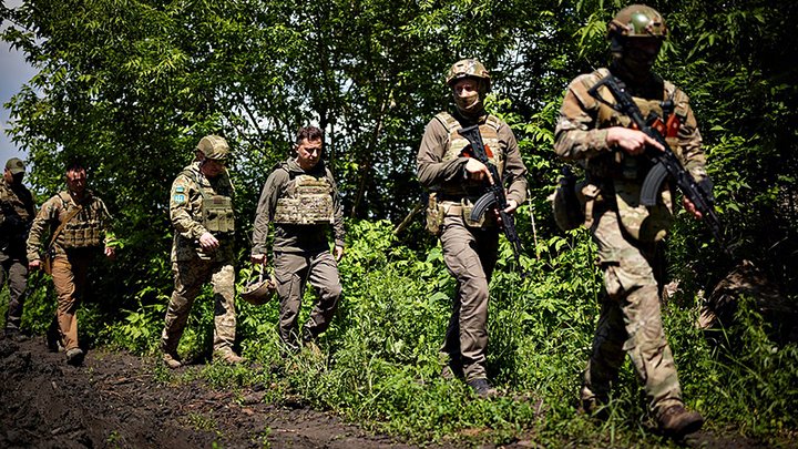 Владимир Зеленский примерил "костюм воина", пытаясь привязать Россию