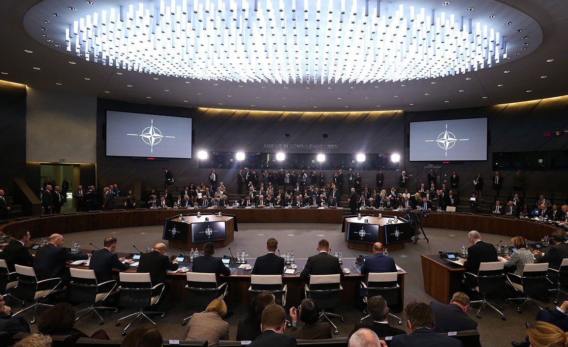 НАТО назвали союзом лузеров и сравнили с КПСС 1991 года