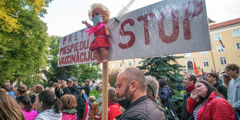 Латвия столкнулась с массовыми протестами вслед за Литвой
