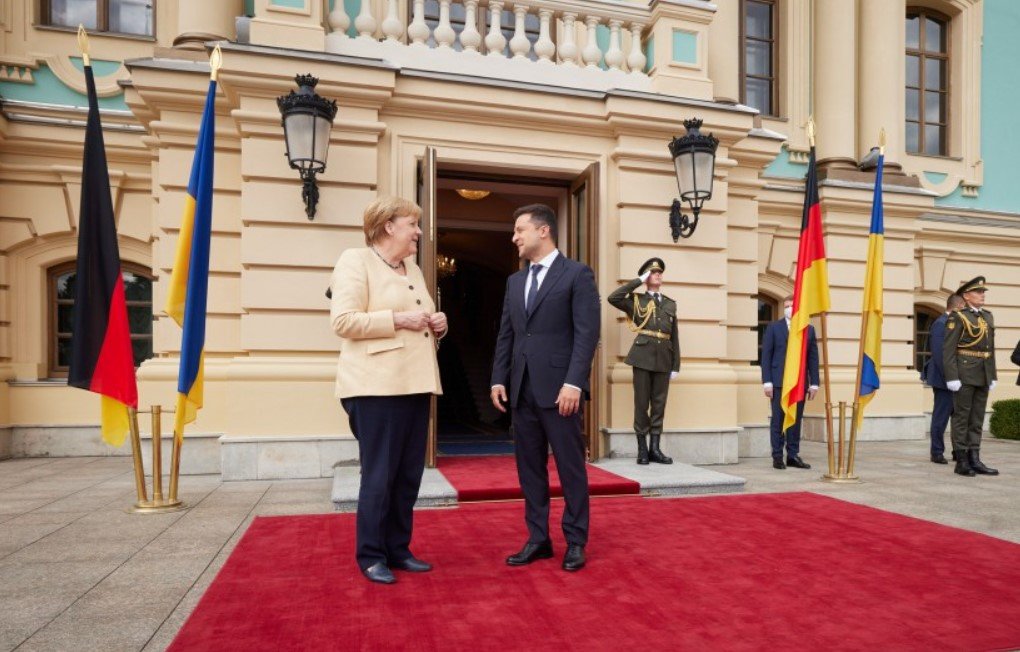 Зеленский публично упрекнул Меркель в отсутствии военной помощи