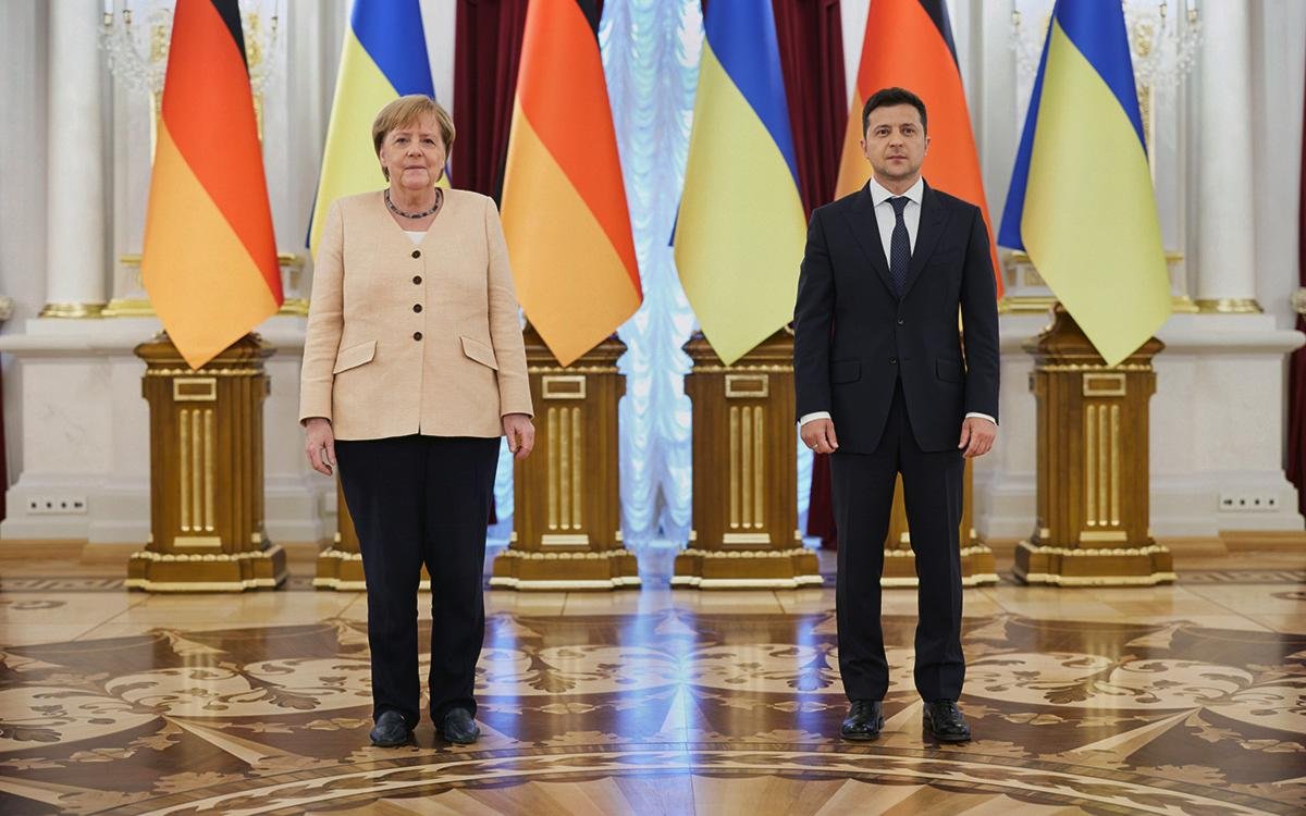 Захарова на встрече Меркель и Зеленского заметила необычный, но многоговорящий знак