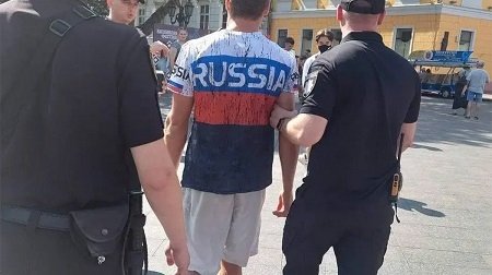 Туриста из США задержали на Украине из-за майки с надписью "Россия"