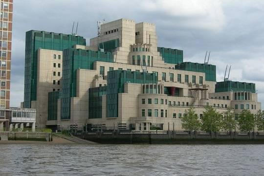 Кто гадит: «англичанка» или «украинка»?