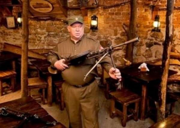 Новый рекорд Украины: Львовский швейцар 1 200 000 раз прокричал «Слава Украине!»