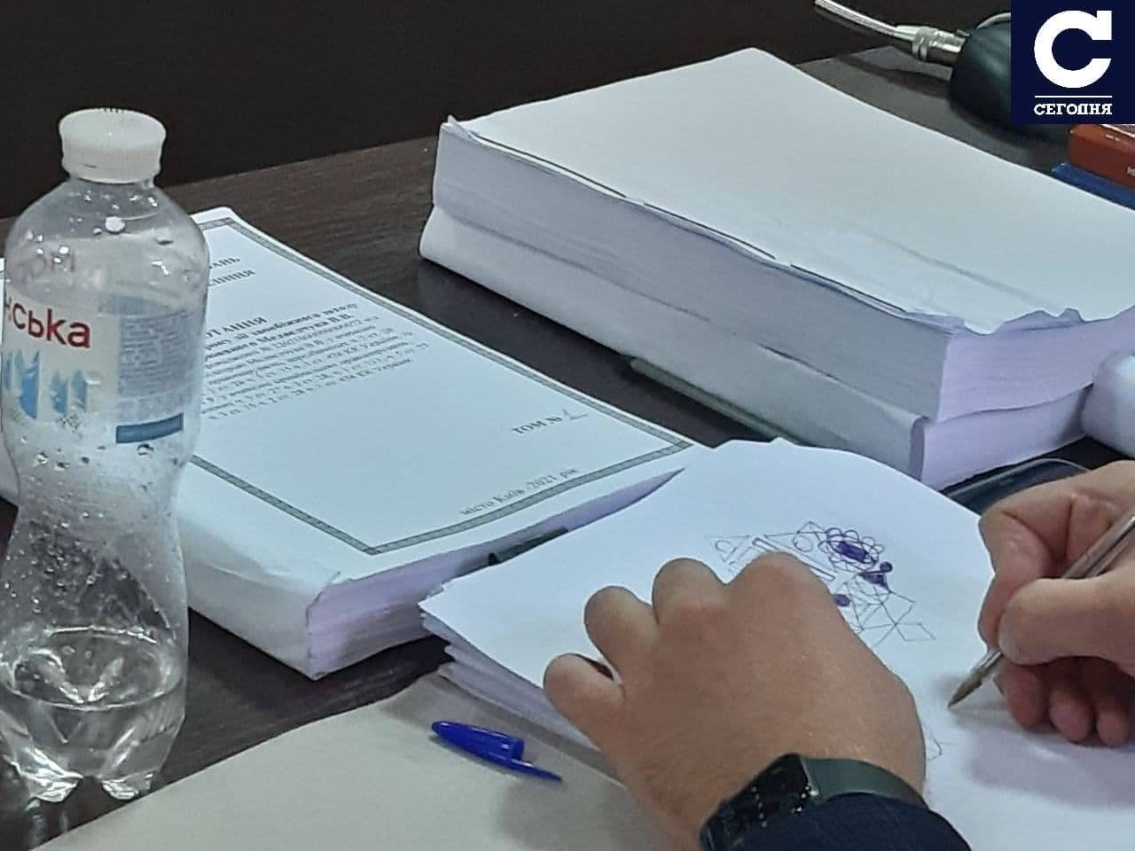 На заседании по делу Медведчука прокурор рисовал тюрьму