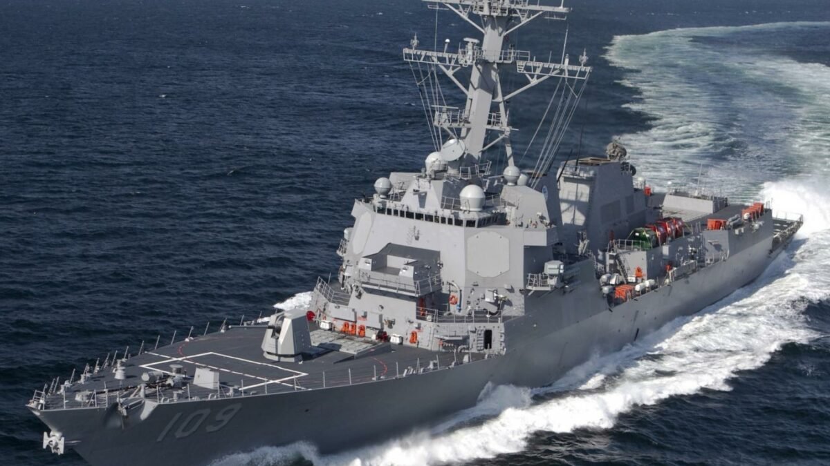 Минобороны КНР заявило о вторжении эсминца ВМС США в территориальные воды Китая