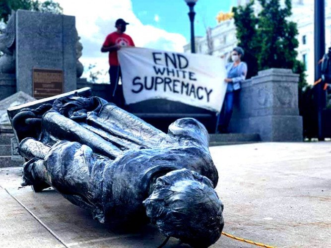 Мексиканцы решили скопировать BLM, сбросив Колумба ради ольмекского идола