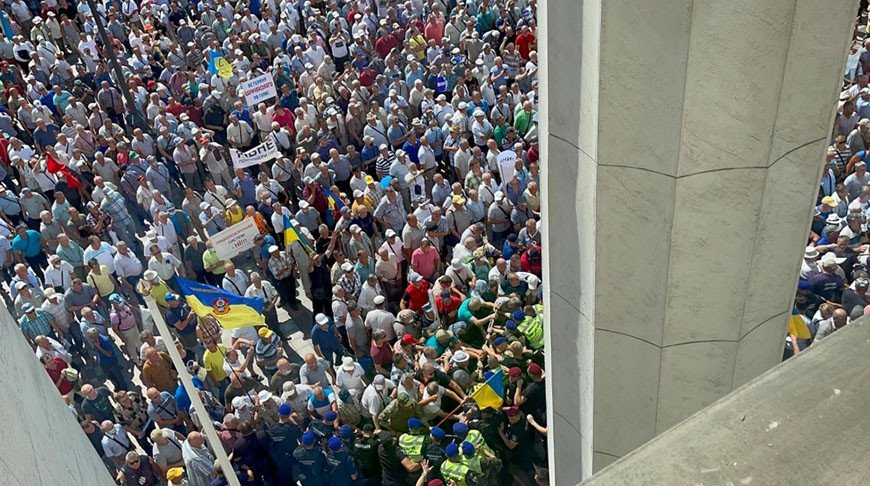 Военные пенсионеры пытались штурмовать Верховную Раду