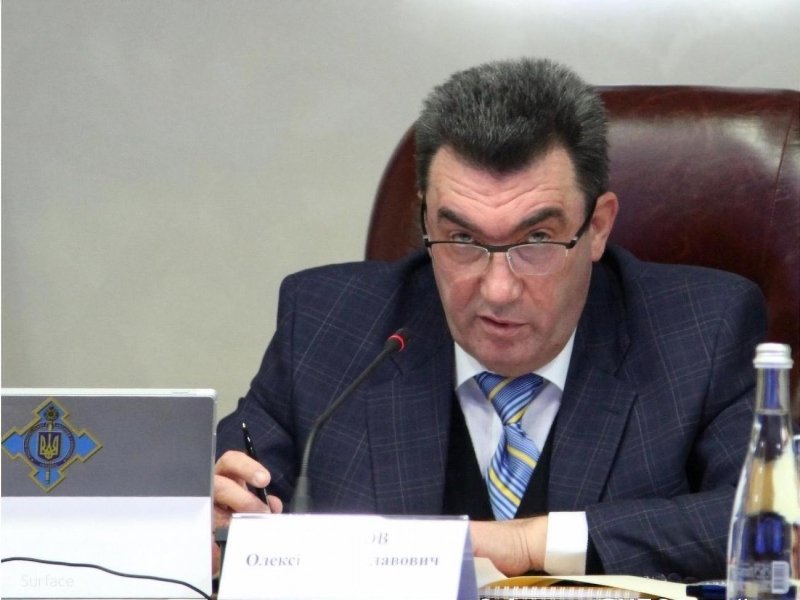 «Человек с лицом неандертальца». Данилов опозорился с письмом латиницей, допустив три ошибки в одном предложении