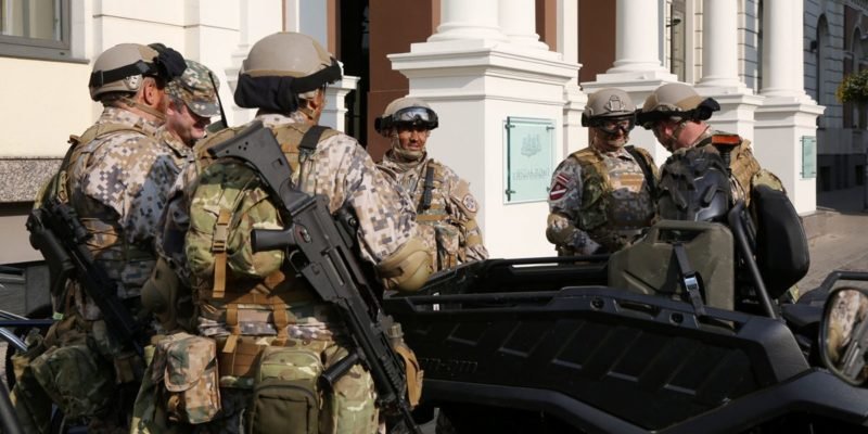 Солдат терроризирует ребенка: учения НАТО вызвали скандал в Латвии