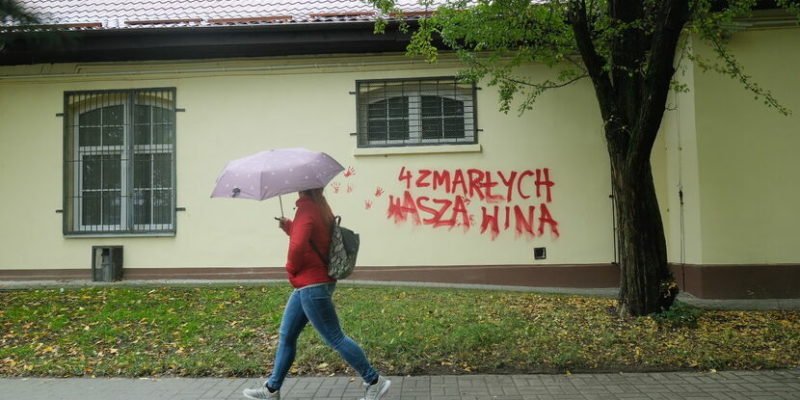 «Четверо мертвых ваша вина» — такая надпись появилась на стене воинской части в польском Люблине