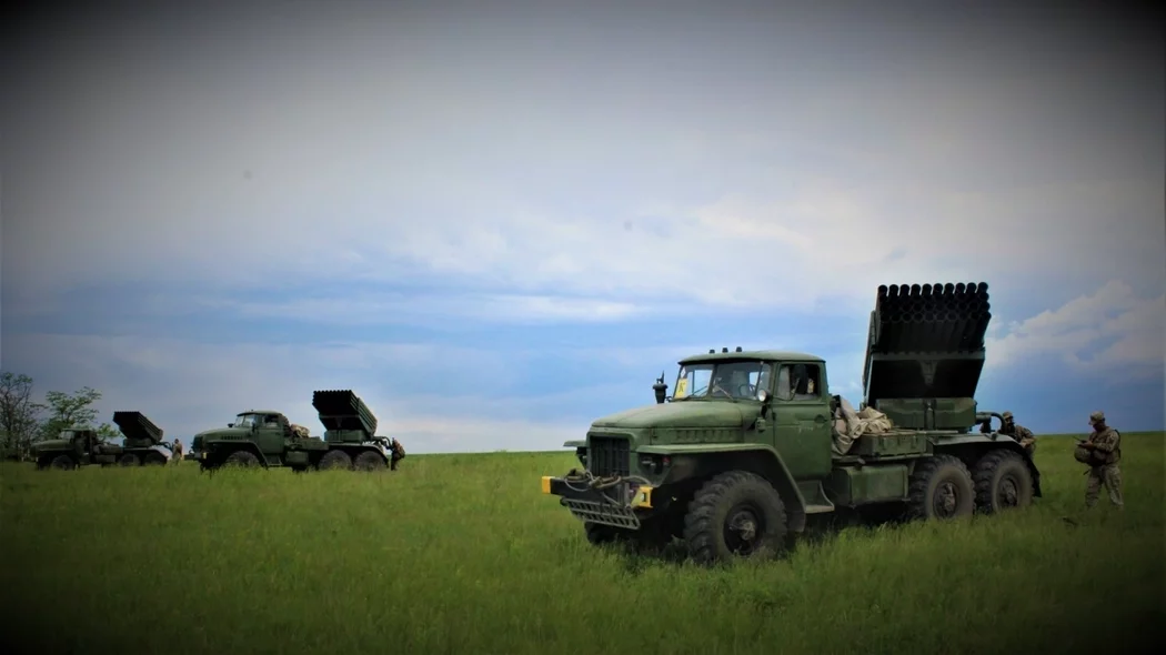 Донбасс сегодня: артиллерия бьет по Ясиноватой, тысячи офицеров увольняются из ВСУ