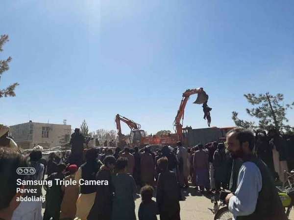 Публичная казнь при помощи экскаватора