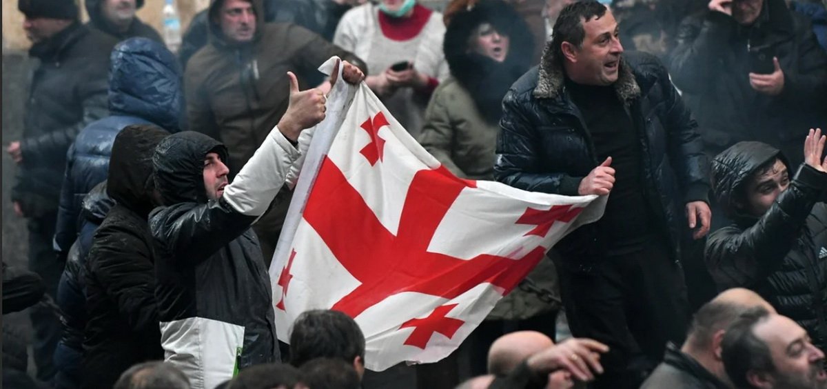 Психическое состояние Сакашвили ухудшается. Грузию толкают к гражданской войне