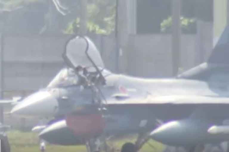 Японский истребитель, поднявшийся для перехвата российского самолета, стал рассыпаться в воздухе