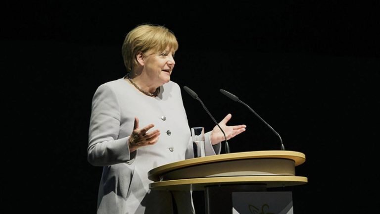 Сосновский раскрыл секрет таинственного мобильного телефона Меркель