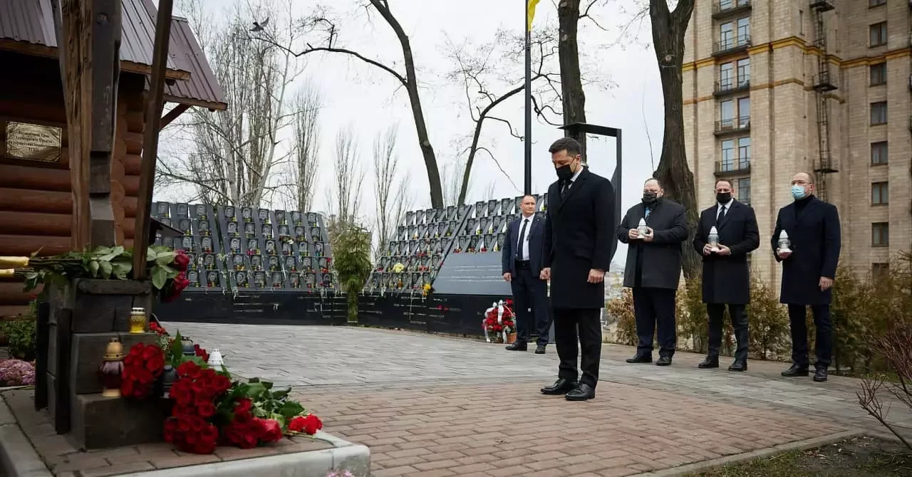 «Позор предателям и малороссам»: в Киеве освистали Зеленского