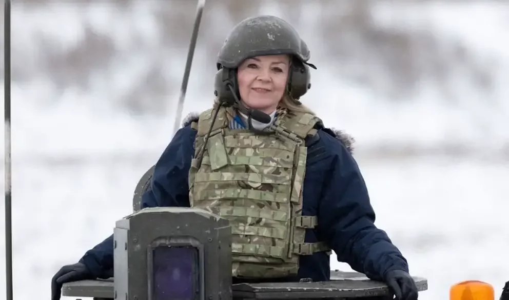 Баранец высмеял главу МИД Британии, проехавшую на танке НАТО у границ России