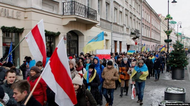 "Народная дипломатия" украинцев в Польше:«Метают камни, воруют и прячутся в диване»