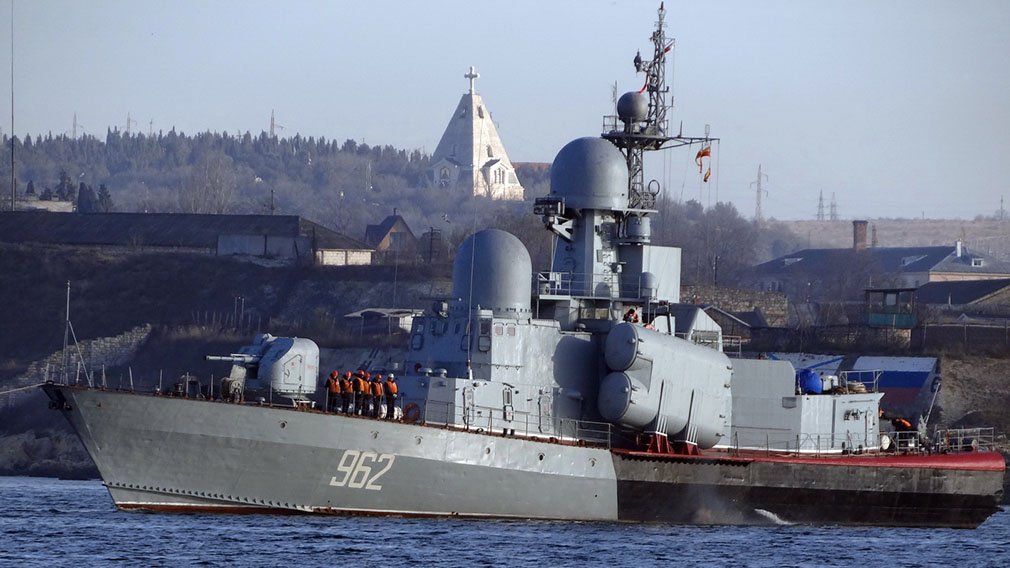 Мал да опасен: ракетный катер «Шуя» поставил на место США в Черном море