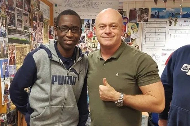 Британский военный, заикающийся после службы в морозных условиях, подает в суд на Минобороны