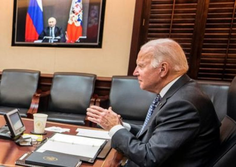 Байден убедился: Путина санкции Запада не остановят