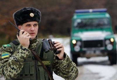 Узбекистанца не пропустили на Украину из-за одежды с символикой РФ