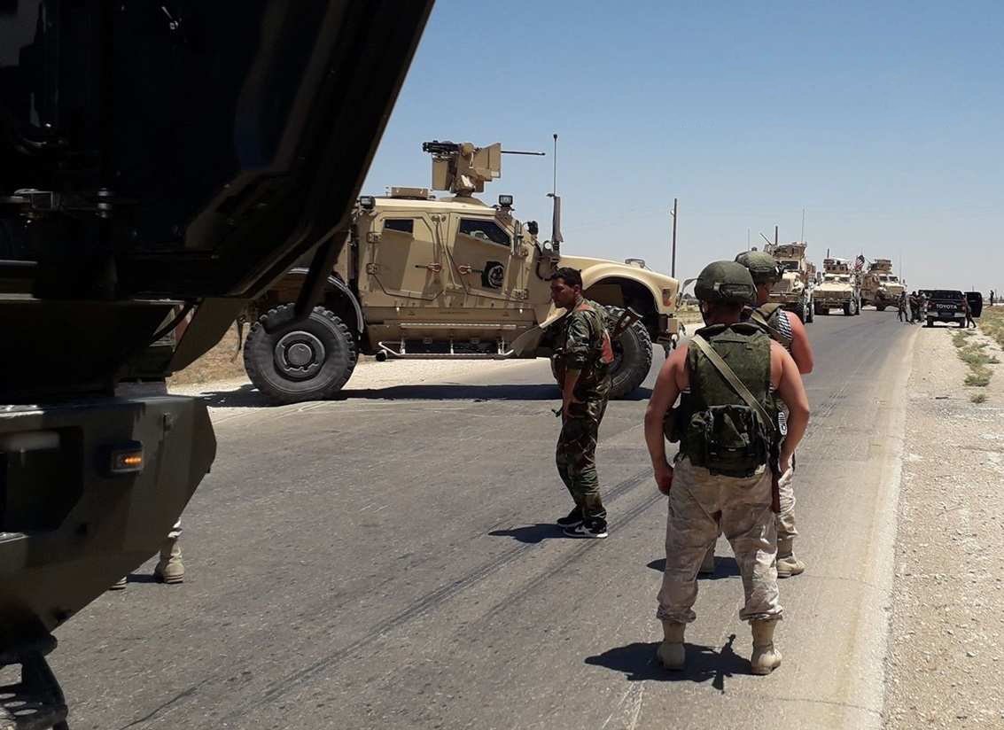 «В любой непонятной ситуации зови русских»: армию США гоняют в Сирии, не спасают и ударные «Апачи»