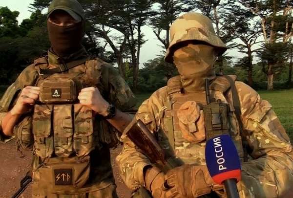 "Вагнер" прибывает с гастролями в Мали. Французская труппа пакует реквизит...