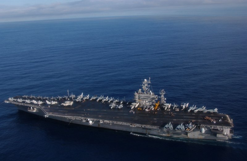 США оставили атомный авианосец в Средиземном море из-за ситуации с Украиной