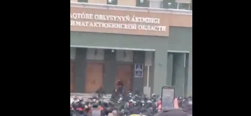В Актобе митингующие штурмом взяли акимат