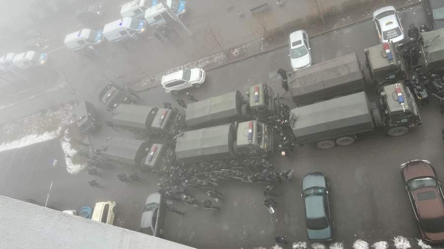 В Алма-Ате на площади Республики идут уличные бои со стрельбой