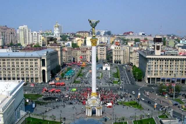 Плохой знак: На Майдане подняли флаг Казахстана