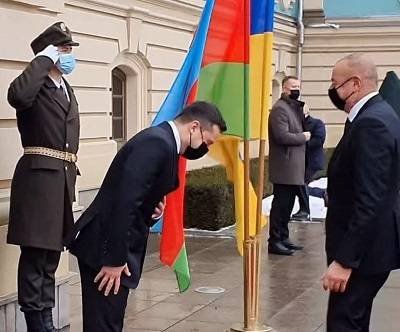 Даже Алиеву от такого пресмыкания Зеленского стало неудобно