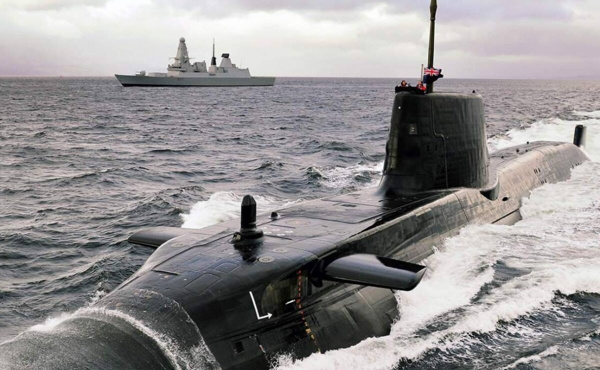 В ходе поиска российской АПЛ британская субмарина протаранила фрегат Королевских ВМС