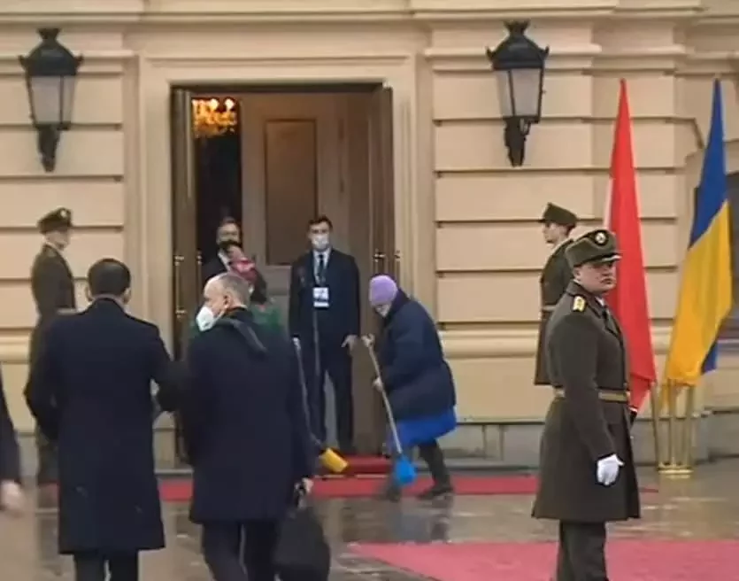 В Киеве дорогу Эрдогану подмели желто-синими вениками