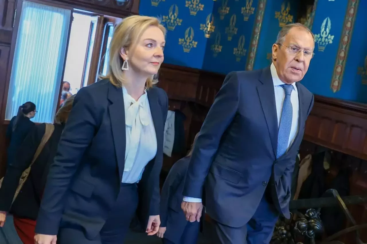 Лавров разочарован переговорами: Из Лондона прислали женщину-шарманку