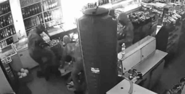 Будни зоны ООС: вместо подготовки к отражению «агрессии» украинские военные грабят магазин с водкой