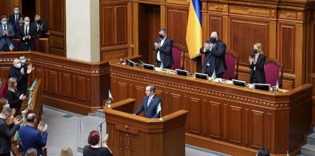 Под бурные аплодисменты Рада единогласно ввела чрезвычайное положение