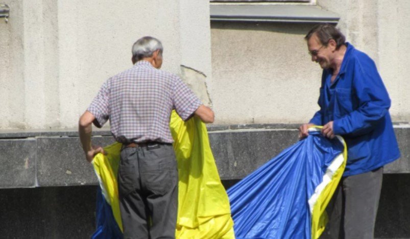 В подконтрольных Украине городах снимают государственные флаги