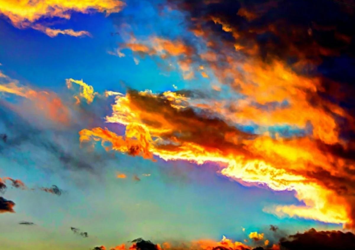 В Минобороны РФ назвали причину факела в небе над Киевом