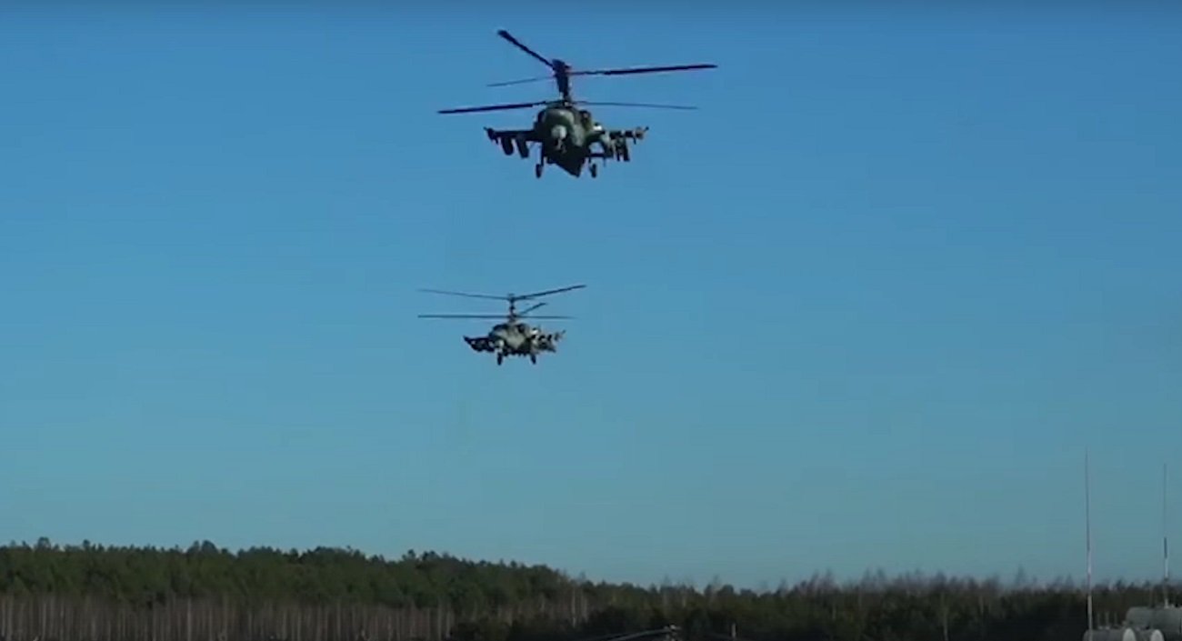 Украинские боевики взрывают дома в окруженном Мариуполе