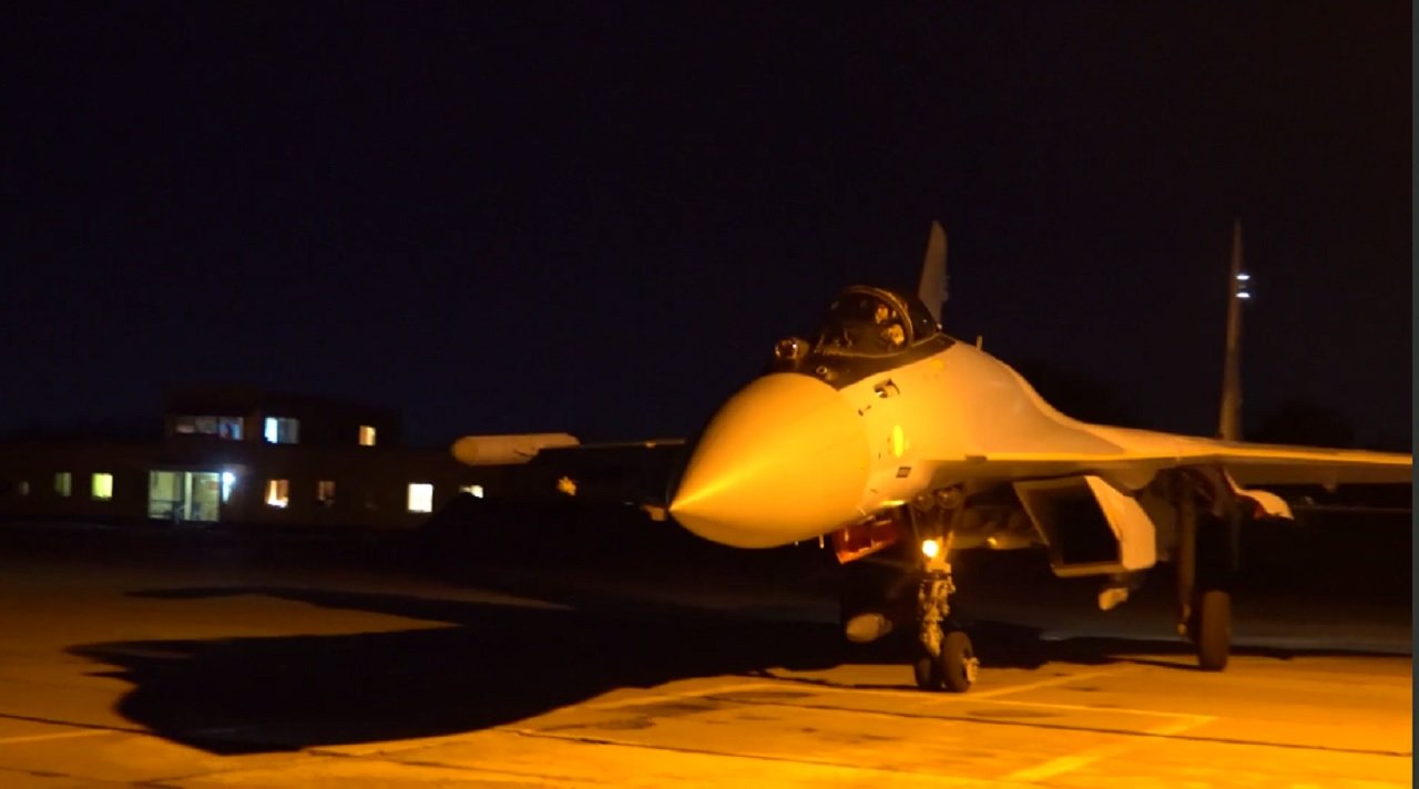 Минобороны впервые показало работу истребителей над Украиной