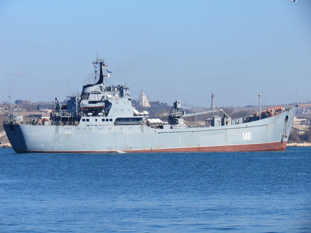 Большой десантный корабль «Орск» вошел в порт Бердянска