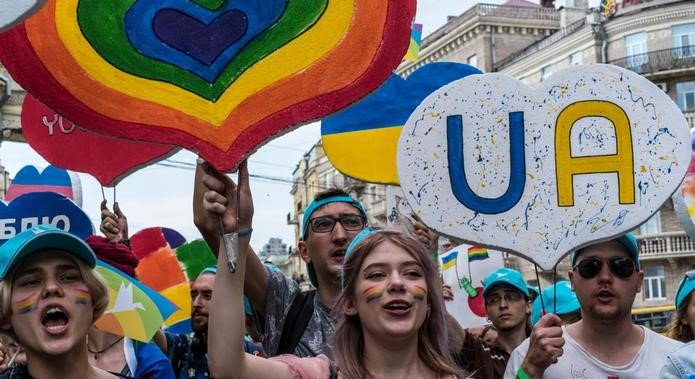 Только ЛГБТ и журналисты: США включили «фильтр» для беженцев с Украины