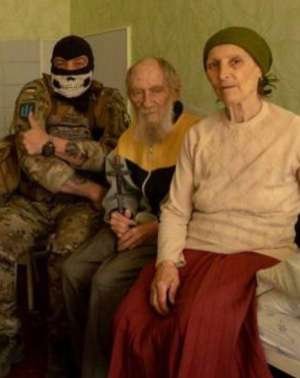 Героическую бабушку с флагом взяли в заложницы? Что значит фото из Харькова