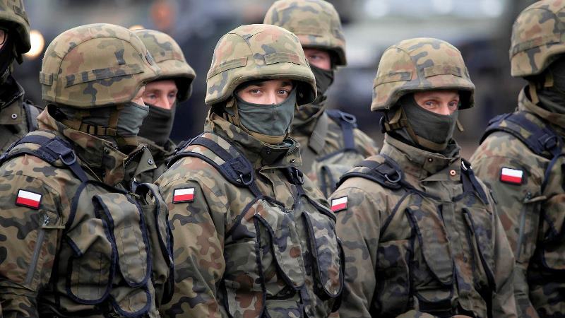 В Польше срочно набирают военных
